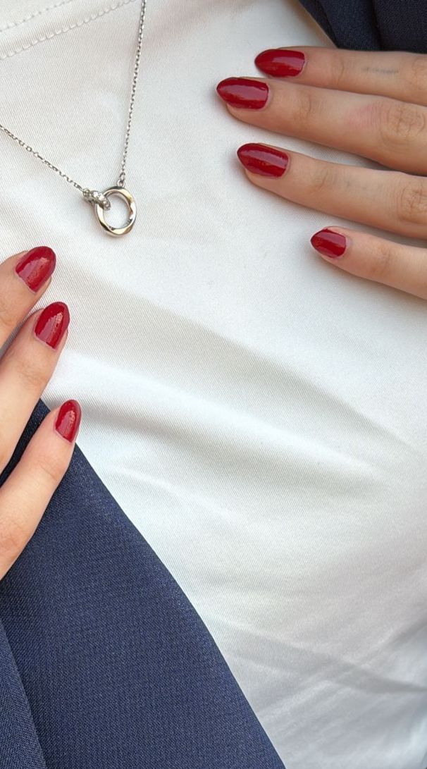 قلادة دائرة فضية أنيقة