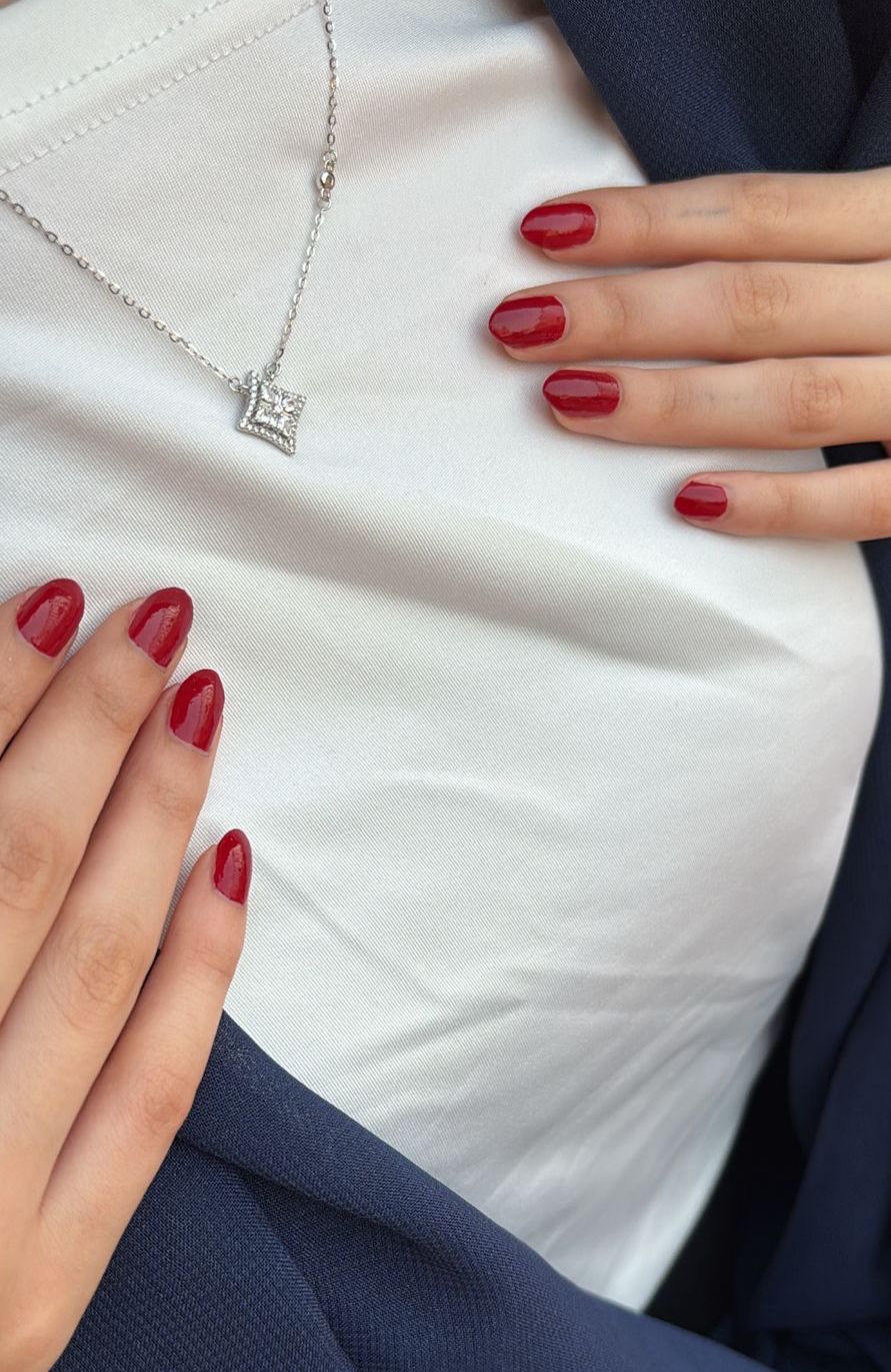 قلادة مربعة فضية مرصعة بالزركون