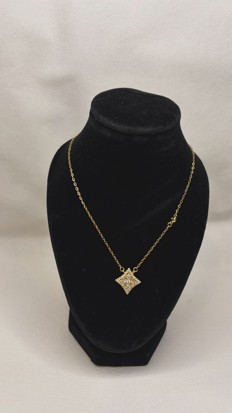 قلادة حلقة ذهبية مزينة بلآلئ صغيرة